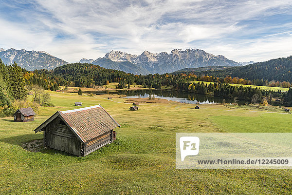 Hütten mit Geroldsee und Karwendelalpen im Hintergrund  Krun  Oberbayern  Bayern  Deutschland  Europa