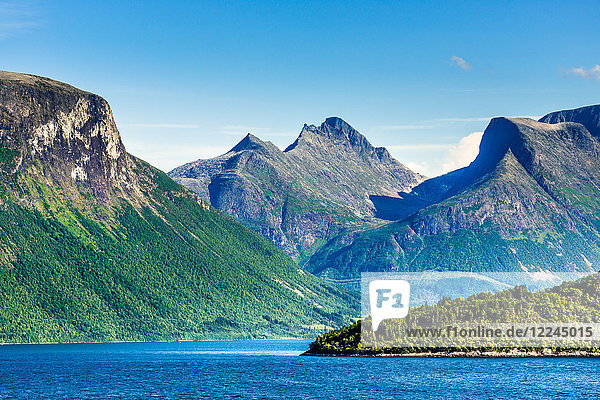 Landschaft von Nordfjord (Nordfjord)  Bezirk Fjordane  Norwegen  Skandinavien  Europa