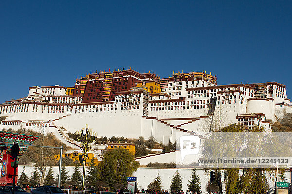 Der Potala-Palast von Lhasa  UNESCO-Weltkulturerbe  Lhasa  Tibet  China  Asien