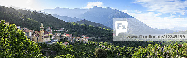 Panorama von Dorf und Bergen bei Corte  Korsika  Frankreich  Europa