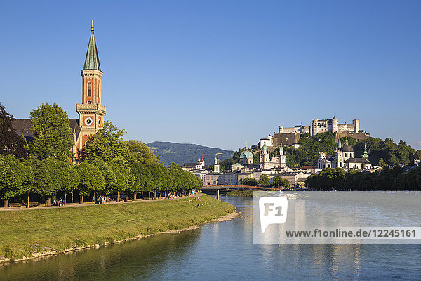 Blick auf die evangelische Christuskirche  die Salzach und die Burg Hohensalzburg  Salzburg  Österreich  Europa