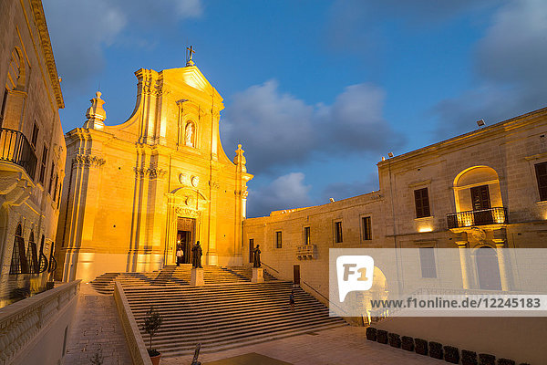 Die Catedral de Rabat bei Nacht in der alten Zitadelle von Victoria (Rabat) im Herzen von Gozo  Malta  Mittelmeer  Europa