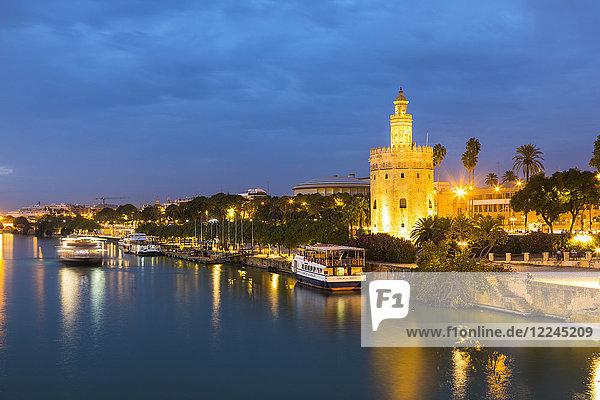 Torre del Oro (Goldener Turm) und Fluss Rio Guadalquivir bei Nacht  Sevilla  Andalusien  Spanien  Europa
