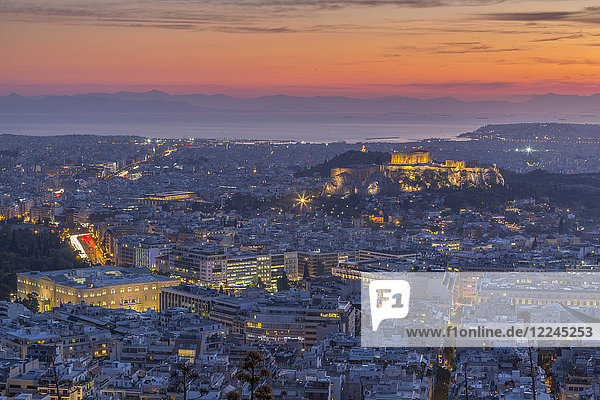 Blick auf Athen und die Akropolis vom Likavitos-Hügel und das Ägäische Meer am Horizont bei Sonnenuntergang  Athen  Griechenland  Europa