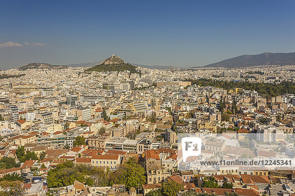 Blick auf Athen und den Likavitos-Hügel über den Dächern des Plaka-Viertels von der Akropolis aus  Athen  Griechenland  Europa