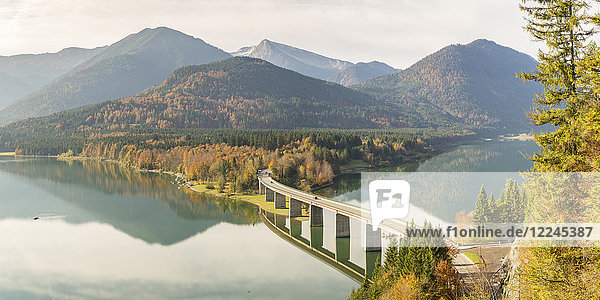 Sylvensteinsee und Brücke im Herbst  Landkreis Bad Tolz-Wolfratshausen  Bayern  Deutschland  Europa