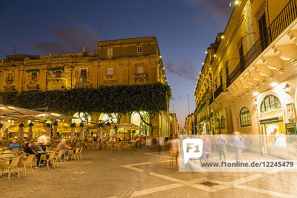 Menschen genießen einen Abend auf der Piazza Regina in Valletta  Europäische Kulturhauptstadt 2018  Malta  Mittelmeer  Europa