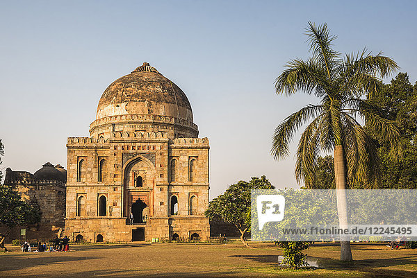 Bara Gumbad and Mosque  Lodhi Gardens (Lodi Gardens)  New Delhi  India  Asia