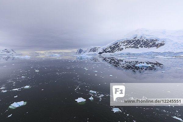 Atmosphärischer Eisberg  Berg- und Gletscherreflexionen  Neko Harbour  Andvord Bay  Graham Land  Antarktische Halbinsel  Antarktis  Polarregionen