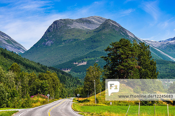 Straße von Olden in die Berge  Bezirk Fjordane  Norwegen  Skandinavien  Europa