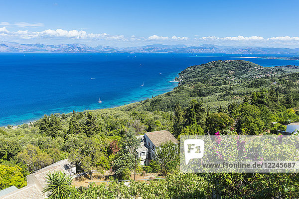 Blick über die Küstenlinie vom Bergdorf Chlomos  Korfu  Ionische Inseln  Griechische Inseln  Griechenland  Europa