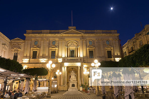 Statue der Königin Victoria bei Nacht  Piazza Regina  Valletta  Kulturhauptstadt Europas 2018  Malta  Mittelmeer  Europa