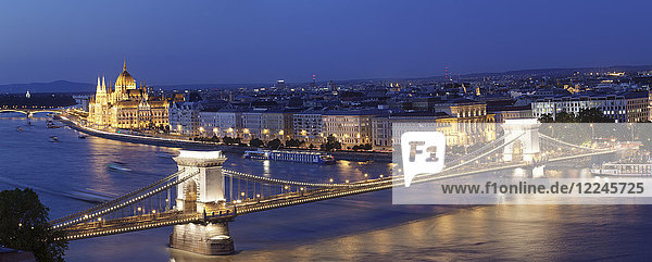 Blick über die Donau auf die Kettenbrücke und das Parlament  UNESCO-Weltkulturerbe  Budapest  Ungarn  Europa