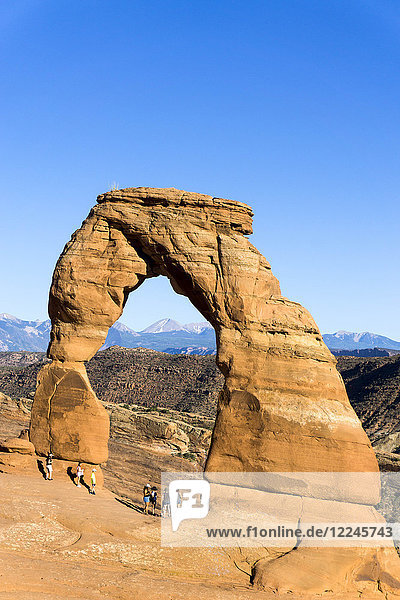 Delicate Arch  mit Menschen  Arches National Park  Utah  Vereinigte Staaten von Amerika  Nordamerika