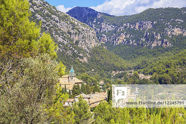 Blick auf das Dorf Valldemossa  Valldemossa  Mallorca (Mallorca)  Balearische Inseln  Spanien  Europa