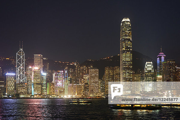Die Skyline von Hongkong bei Nacht zeigt das Finanzzentrum auf Hongkong Island mit dem Bank of China Tower und dem Two International Finance Centre (2IFC)  Hongkong  China  Asien