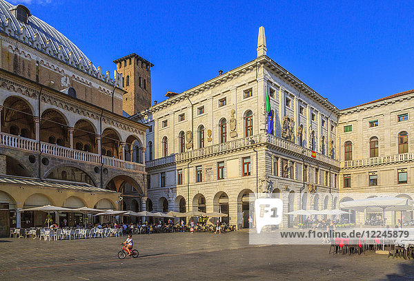 Blick auf den Turm von Anziani und den Palazzo Ragione links auf der Piazza delle Erbe  Padua  Venetien  Italien  Europa