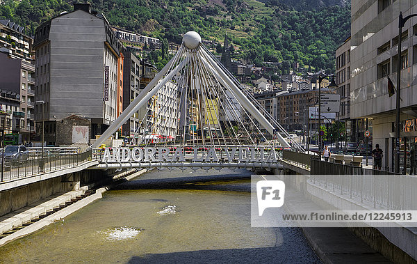 Andorra-Schild auf einer Brücke über den Fluss Gran Valira  Andorra la Vella  Hauptstadt des Fürstentums Andorra  Europa