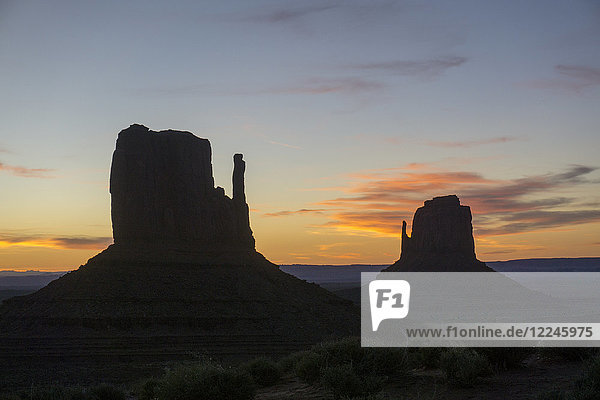 Die Mittens West und Ost  Monument Valley  Arizona  Vereinigte Staaten von Amerika  Nordamerika