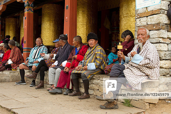 Die Memorial Stupa und buddhistische Gläubige  Thimphu  Bhutan  Asien