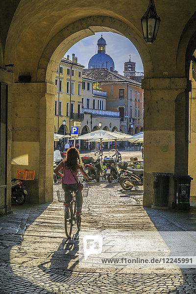 Blick auf Radfahrer und Piazza delle Erbe durch Torbögen und Kuppel von Padua Catherdal sichtbar  Padua  Veneto  Italien  Europa