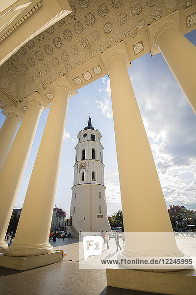 Spaziergänger und Kind auf dem Domplatz neben dem Glockenturm in Vilnius  Litauen  Europa