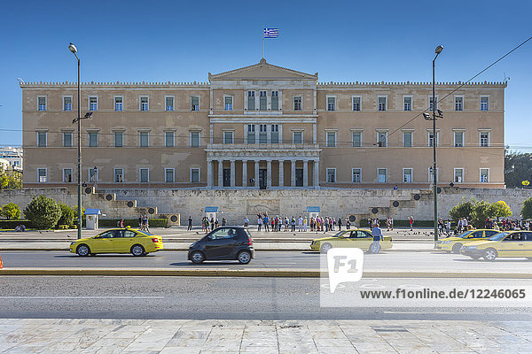 Parlamentsgebäude und gelbe Taxis auf dem Syntagma-Platz  Athen  Griechenland  Europa