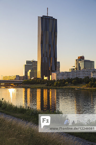 Donau City und DC-Gebäude spiegeln sich in der Neuen Donau  Wien  Österreich  Europa