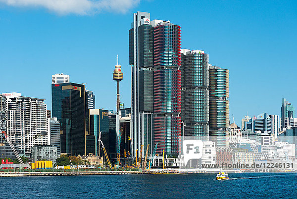 Die Türme des Barangaroo South Resorts ragen aus der Skyline von Sydney heraus  gesehen vom Darling Harbour  Sydney  New South Wales  Australien  Pazifik