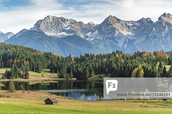 Hütten mit Geroldsee und Karwendelalpen im Hintergrund  Krun  Oberbayern  Bayern  Deutschland  Europa