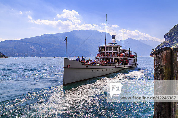 Blick auf ein Fährschiff  das den Hafen von Riva del Garda verlässt  Riva del Garda  Gardasee  Trentino  Italienische Seen  Italien  Europa