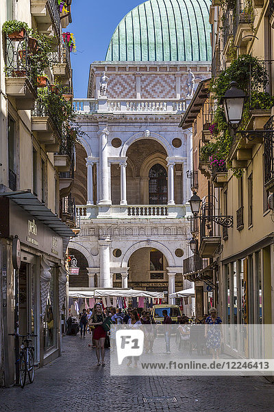 Palladianische Basilika von einer engen Straße aus gesehen  Vicenza  Venetien  Italien  Europa