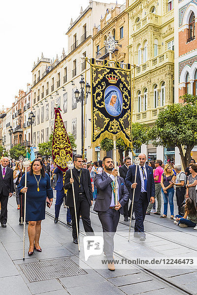 Prozession zur Überführung der Statue der Jungfrau der Hoffnung von Macarena aus der Kathedrale von Sevilla  Sevilla  Andalusien  Spanien  Europa