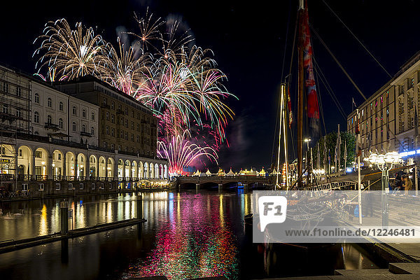 Feuerwerk während des Straßenfestes Alstervergnügungen in Hamburg  Deutschland  Europa