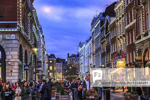 Einkaufsstraße bei Covent Garden zu Weihnachten  London  England  Vereinigtes Königreich  Europa