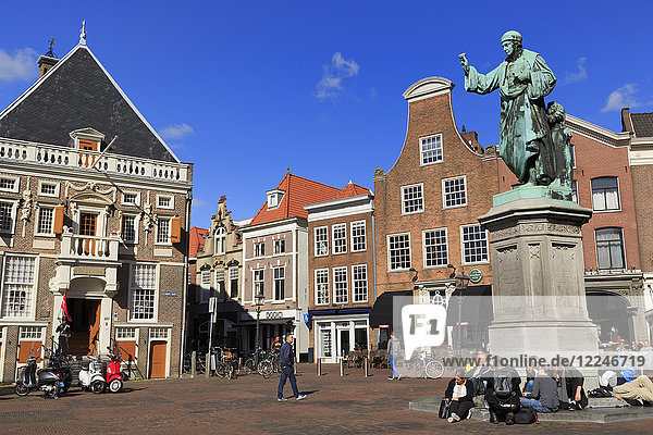 Statue von Laurens Janszoon Coster  Grote Markt (Zentraler Platz)  Haarlem  Niederlande  Europa