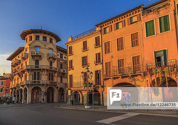 Blick auf die Architektur in Prato della Valle während der goldenen Stunde  Padua  Venetien  Italien  Europa