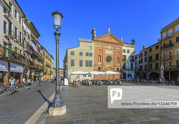 Cafés und Chiesa di San Clemente auf der Piazza dei Signori  der Palazzo Ragione ist sichtbar  Padua  Venetien  Italien  Europa
