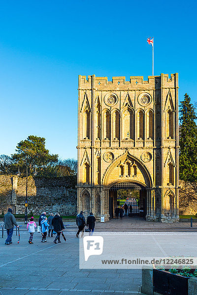 Abbeygate (Great Gate)  ein mittelalterlicher Turm  der den Zugang zu den Abbey Gardens und dem Gelände der mittelalterlichen Abteiruinen ermöglicht  Bury St. Edmunds  Suffolk  England  Vereinigtes Königreich  Europa