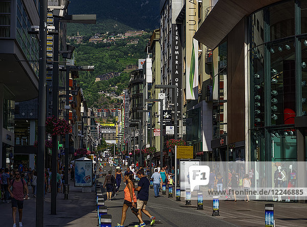 Andorra Markt Geschäfte mit Menschenmenge im Stadtzentrum von Andorra la Vella  Hauptstadt des Fürstentums Andorra  Europa
