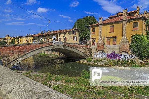 Blick auf pastellfarbene Grundstücke  die auf den Fluss und die Brücke San Giovanni delle Navi ausgerichtet sind  Padua  Venetien  Italien  Europa