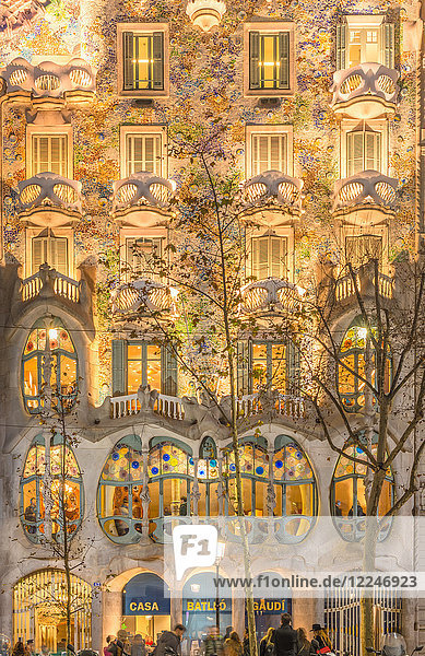 Casa Batllo  modernistische Architektur von Antoni Gaudi  UNESCO-Weltkulturerbe  Paseo de Gracia Avenue  Barcelona  Katalonien  Spanien  Europa
