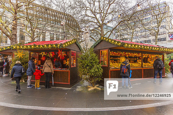 Weihnachtsmarktstände und William Shakespeare-Brunnen am Leicester Square  London  England  Vereinigtes Königreich  Europa