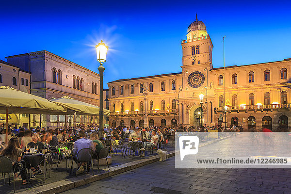 Blick auf Cafés und Torre Dell'Orologio auf der Piazza dei Signori in der Abenddämmerung  Padua  Venetien  Italien  Europa