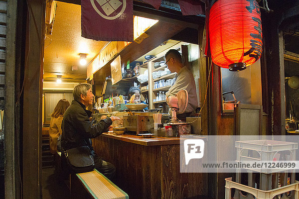 Ein Yakatori-Restaurant (gegrilltes Fleisch am Bambusspieß) in Shinjunku  Tokio  Japan  Asien