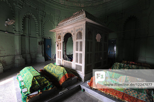 Das Grab von Pir Ghaus Muhammad  einem Sufi-Heiligen und Syyed von Lakhpat  der halb muslimisch und halb indisch war und 1855 starb  Lakhpat Fort  Gujarat  Indien  Asien