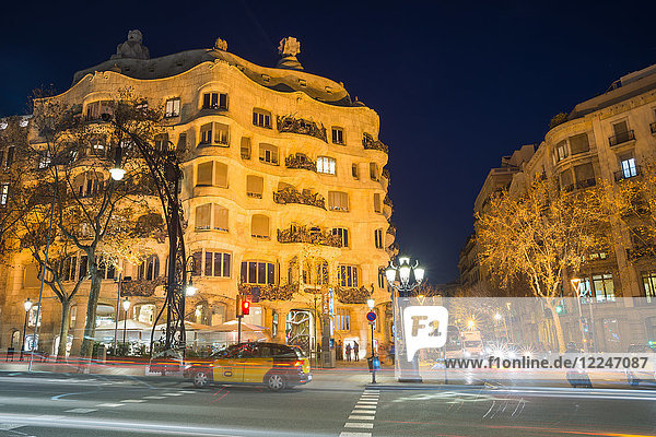 Casa Mila (La Pedrera) (Offener Steinbruch) bei Nacht  von Antoni Gaudi  UNESCO-Weltkulturerbe  Avenida Paseo de Gracia  Barcelona  Katalonien  Spanien  Europa