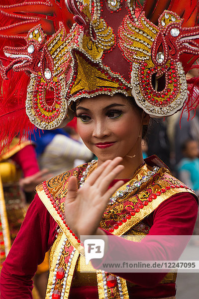 Indonesische Frau  die an einem Karneval anlässlich des 101-jährigen Bestehens von Malang teilnimmt  Malang  Ost-Java  Indonesien  Südostasien  Asien