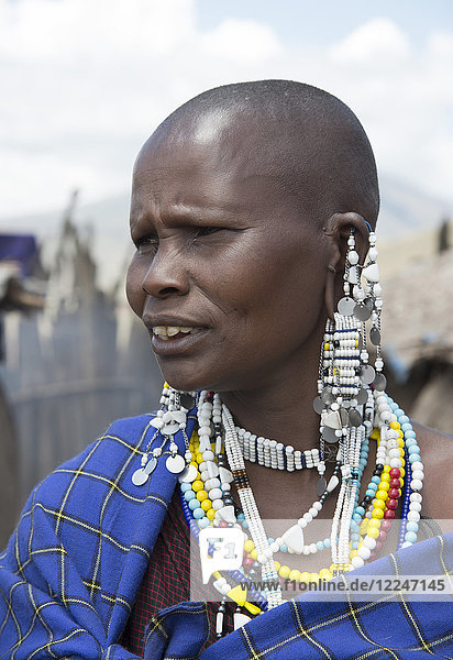 Eine Massai-Frau trägt kunstvollen Perlenschmuck in der Ngorongoro Conservation Area  Tansania  Ostafrika  Afrika