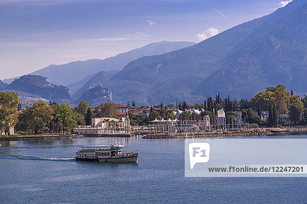Ansicht einer Fähre  die den Hafen von Riva del Garda verlässt  Gardasee  Trentino  Italienische Seen  Italien  Europa